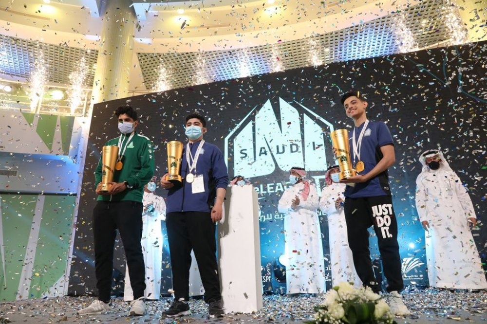 جانب من تتويج الفائزين في بطولة دوري الجامعات السعودية للرياضات الإلكترونية