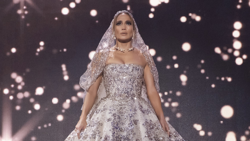 جينيفر لوبيز بإطلالة زفاف جذابة في موقع تصوير فيلم Marry Me