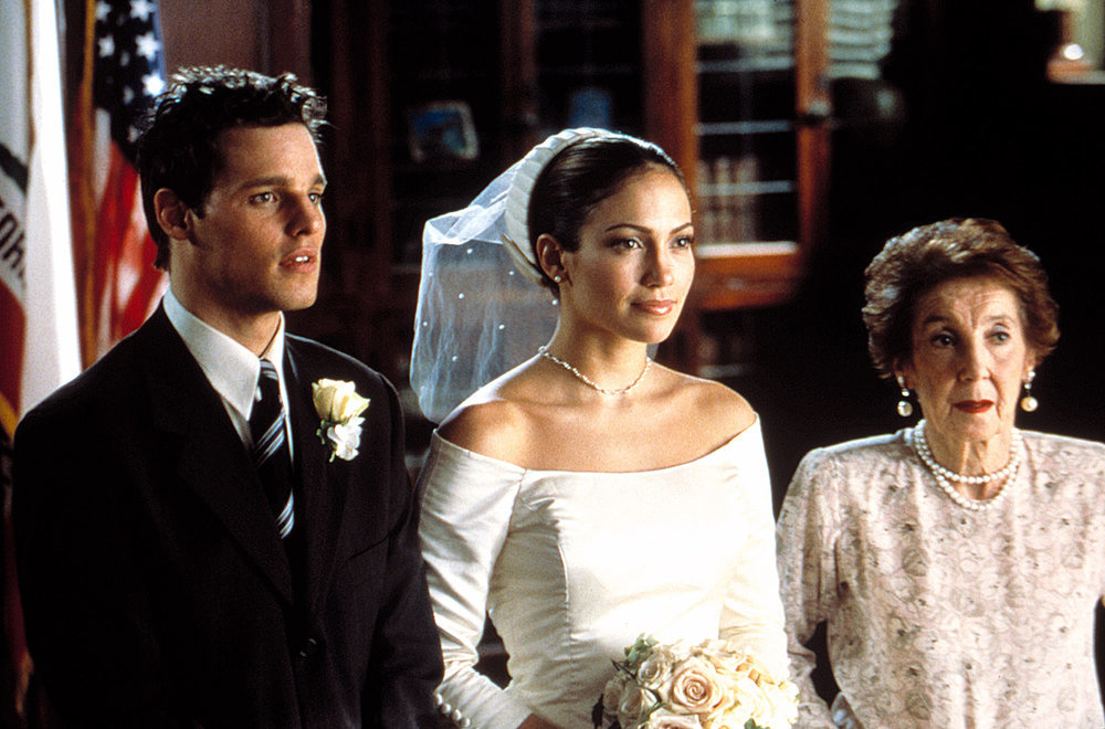 جينيفر لوبيز بإطلالة زفاف كلاسيكية أنيقة في فيلم The Wedding Planner