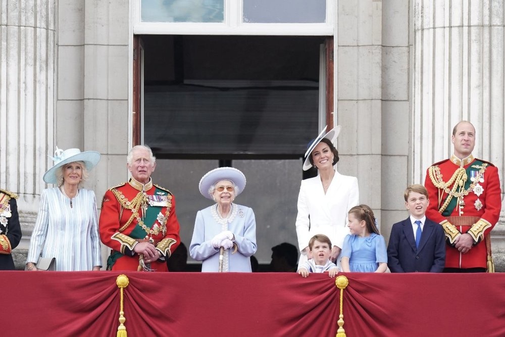 خلال اطلالة الملكة على الشرفة لحضور عرض Trooping the Colour