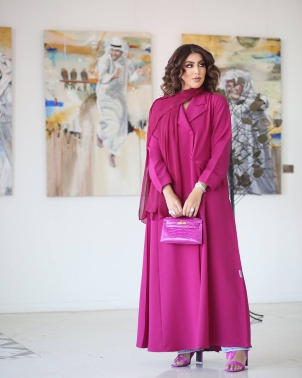 دانه الطويرش بحقيبة كيلي بجلد التمساح الوردي من Hermes