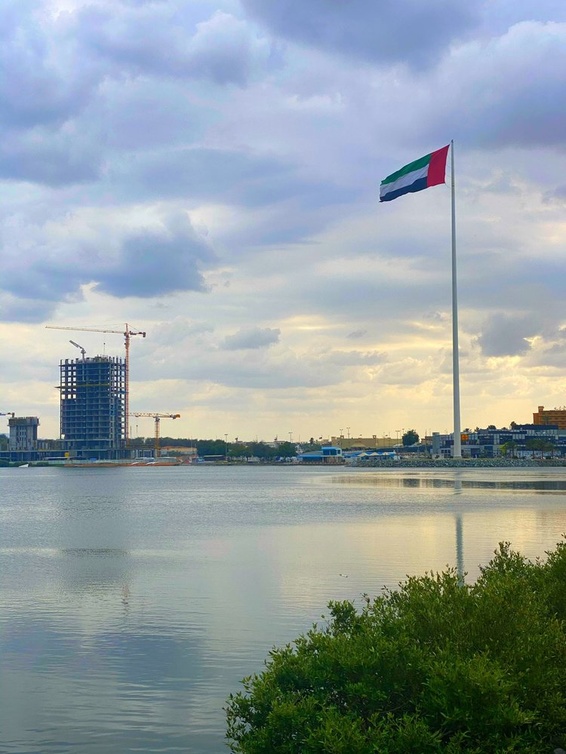 سارية علم الإمارات في كورنيش القواسم - المصدر @shahrazad_uae.