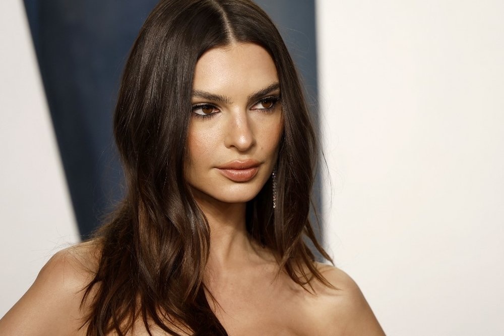 طريقة الحصول على شفاه مقلوبة مثل إيميلي راتاجكوسكي Emily Ratajkowsk