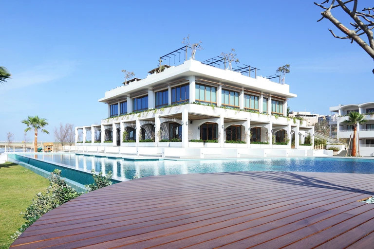 فندق ومنتجع لا سيستا بيتش La Siesta Hotel and Beach Resort، خلدة