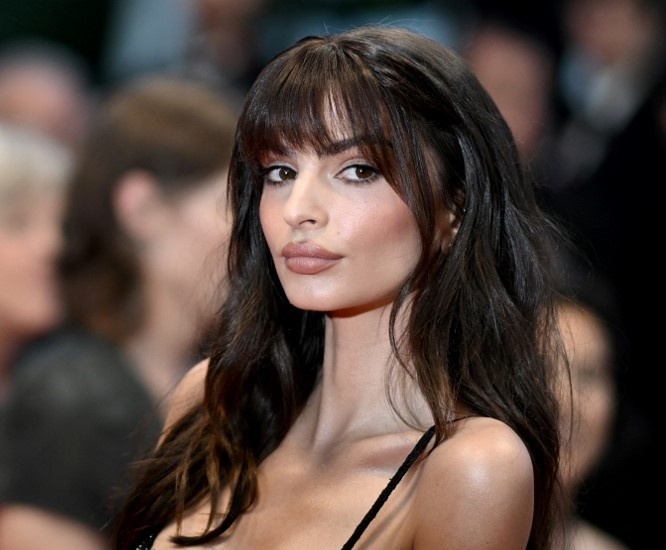 نصائح تطبيق احمر شفاه نيود على غرار إيميلي راتاجكوسكي Emily Ratajkowsk