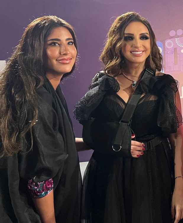 ليلى عبدالله مع الفنانة أنغام في حفلها بموسم جدة