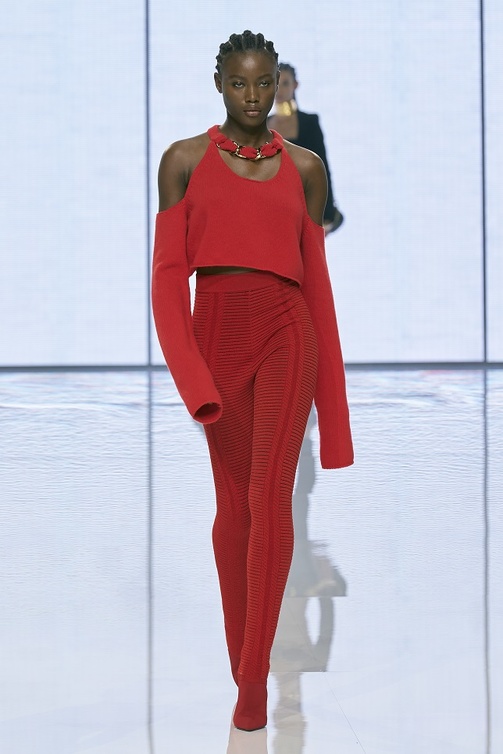 تنسيق إطلالات باللّون الأحمر مونوكروم للوك جذاب من Balmain