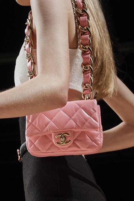 حقائب باللّون الزهري كلاسيكية التصميم من CHANEL