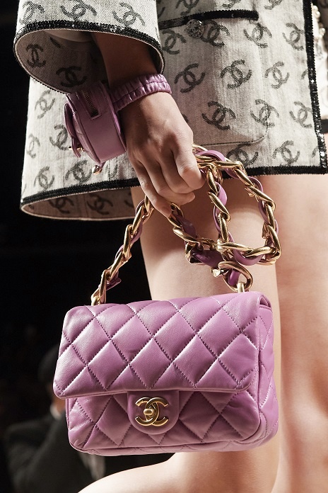 حقائب باللّون الزهري لافت ومميّزة من CHANEL