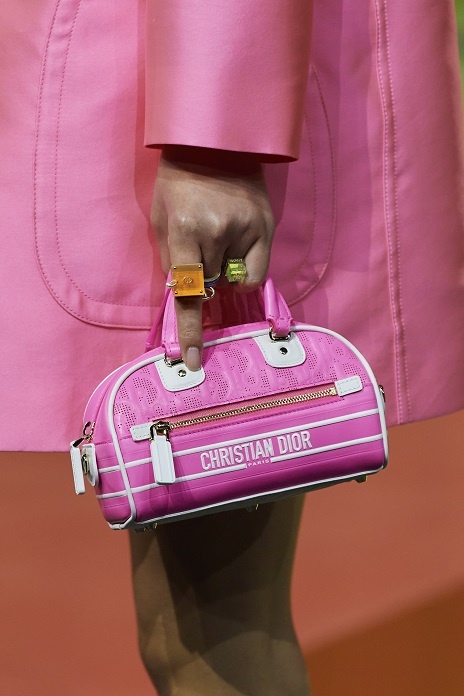 حقائب باللّون الزهري بتصميم صغير لافت من Christian Dior