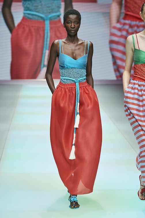 تنسيق إطلالات باللّون الأحمر مع اللّون الأزرق من Emporio Armani