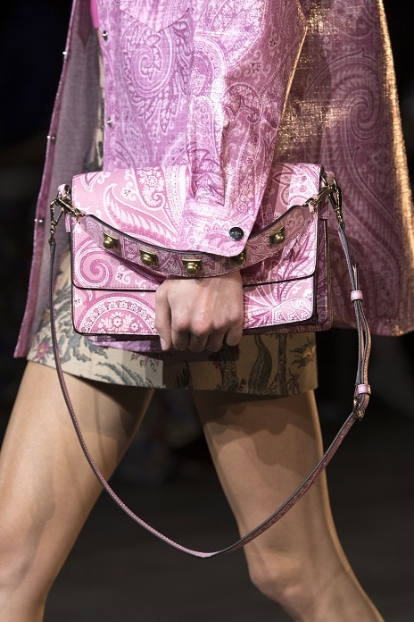 حقائب باللّون الزهري بتصميم مميّز من Etro