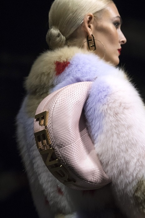 حقائب باللّون الزهري الفاتح من Fendi