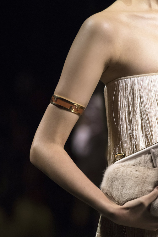 اكسسوارات صيف 2022 مع الاساور العصرية من دار Fendi