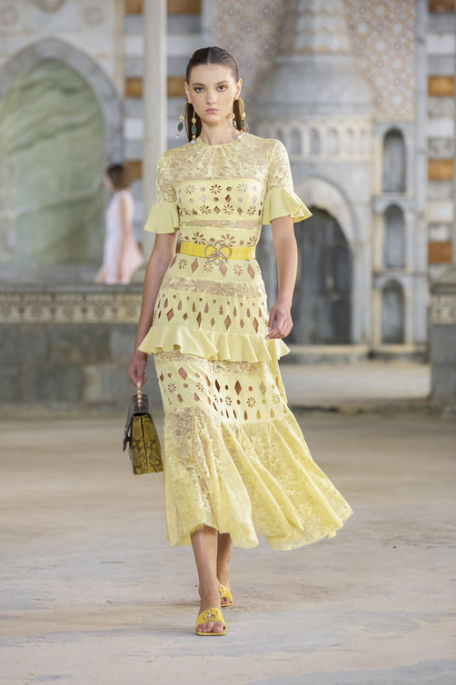 موديلات فساتين بكسرات عريضة على طول التصميم من وحي دار Georges Hobeika