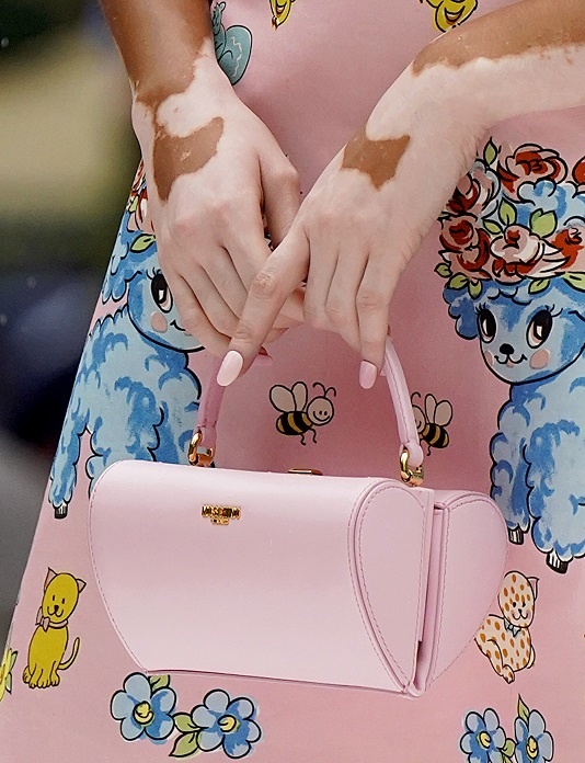 حقائب باللّون الزهري الباستيل من Moschino