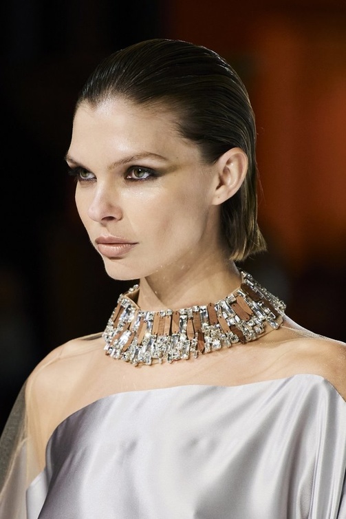 تسريحة الشعر المبلل مع المكياج السموكي  من دار Stephane Rolland 