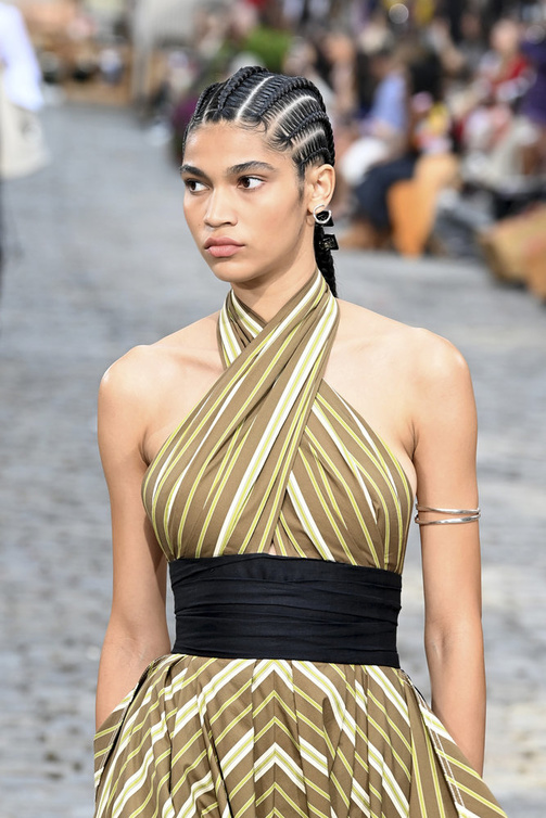 اكسسوارات صيف 2022 مع الاساور الفضية من دار Tory Burch