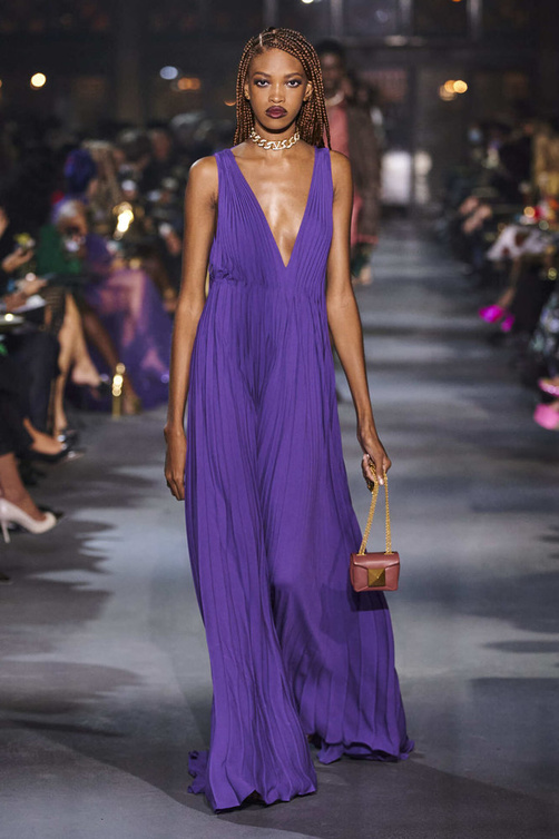 موديلات فساتين بكسرات عريضة على طول التصميم من وحي دار Valentino