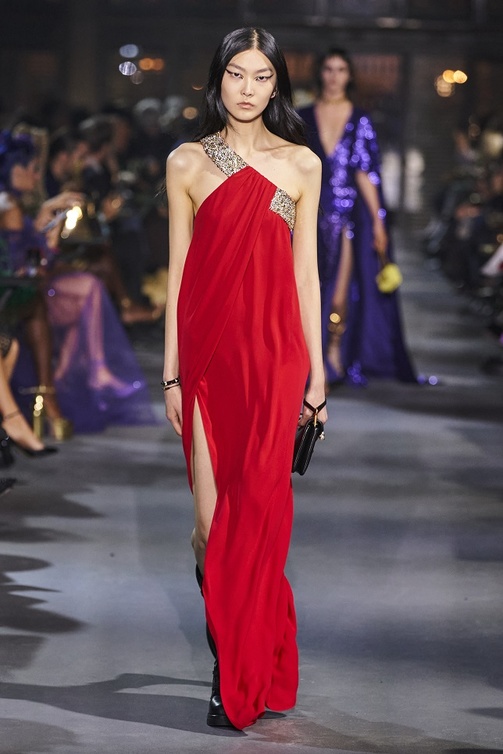 تنسيق إطلالات باللّون الأحمر للوك جذاب وساحر من Valentino