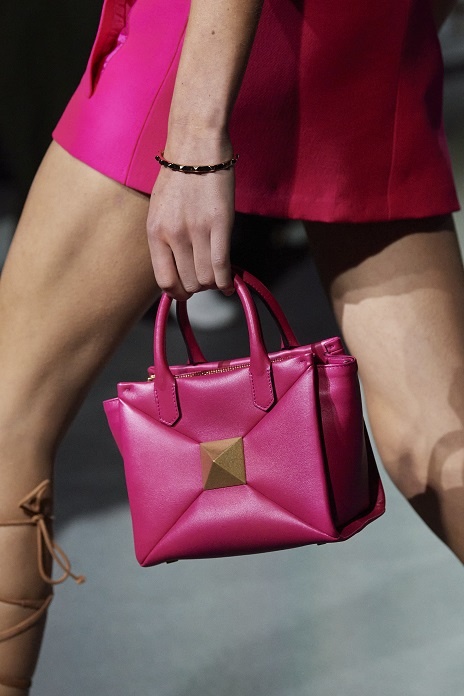 حقائب باللّون الزهري الجريء من Valentino