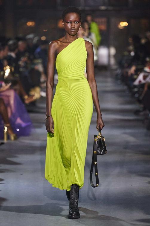 موديلات فساتين خضراء بكسرات عريضة على طول التصميم من وحي دار Valentino