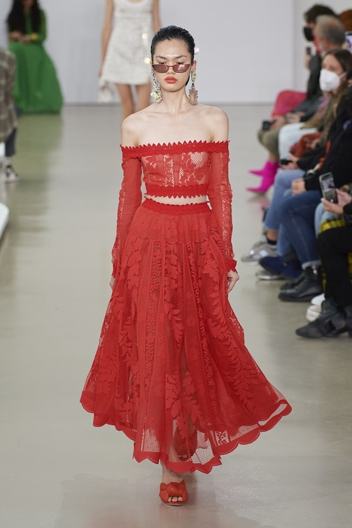 تنسيق إطلالات باللّون الأحمر بأسلوب الطقم المنسق من Giambattista Valli