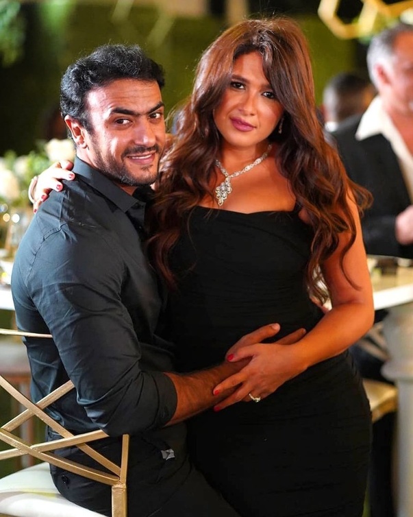 ياسمين عبد العزيز بفستان اسود في ظهور سابق 