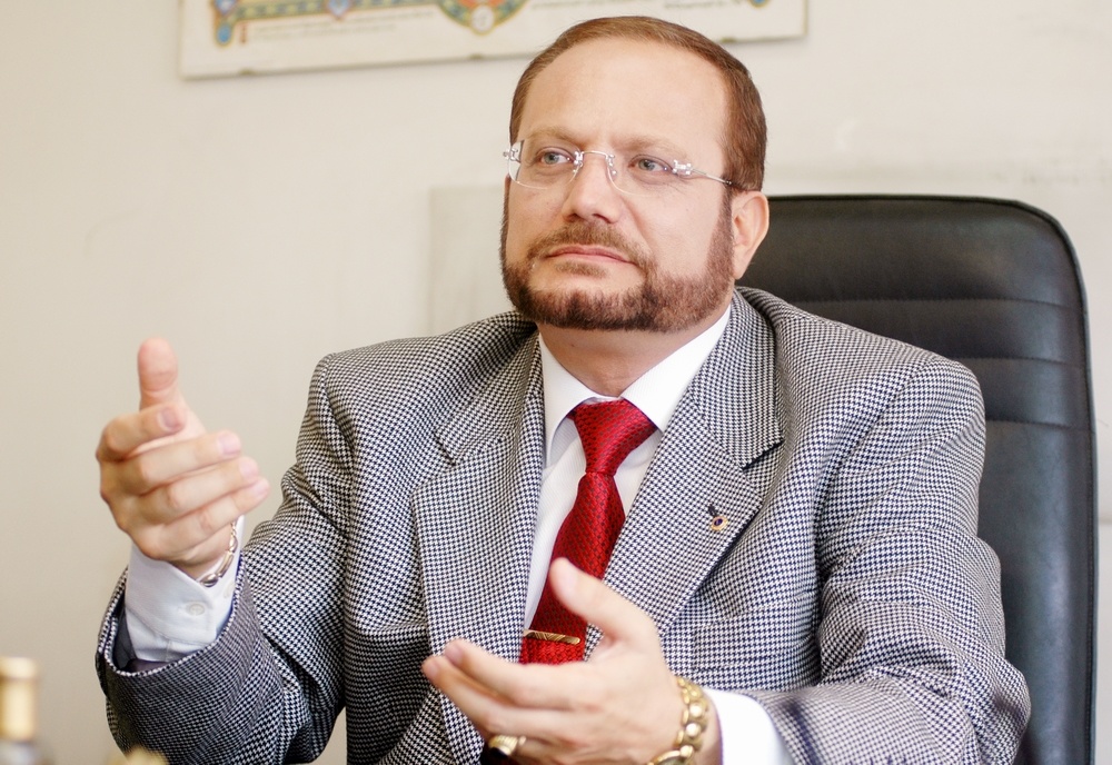 اكتشفي ماذا يخبئه لك برجك حسب توقعات عالم الفلك الدكتور سمير طنب
