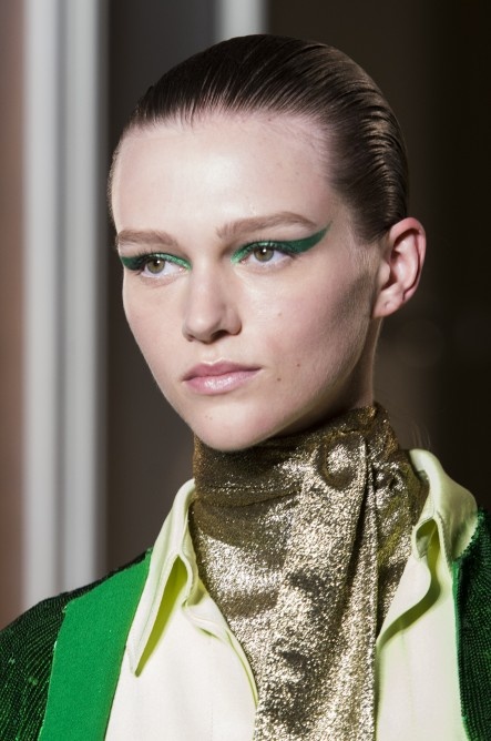 رسمات آيلاينر مجنحة وخضراء بأسلوب ‏Valentino