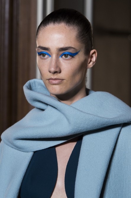 رسمات آيلاينر عصرية باللون الازرق بأسلوب ‏Valentino