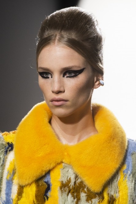 رسمات آيلاينر سوداء وعريضة من دار ‏Fendi