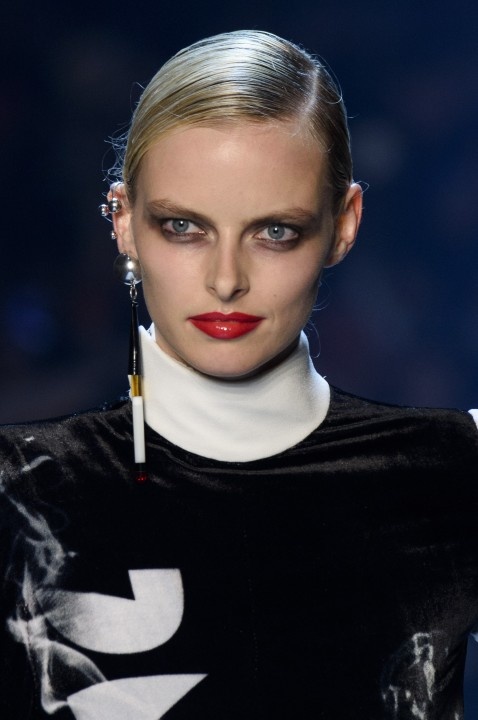 مكياج ملون وجريء مع أحمر الشفاه القوي من ‏‎ Jean Paul Gaultier