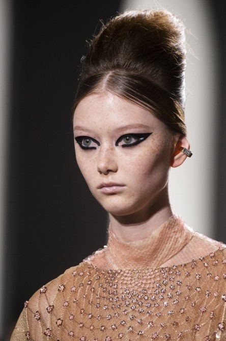 رسمات الآيلاينر الآسود على كامل سحبة الجفون العليا من دار ‏Fendi