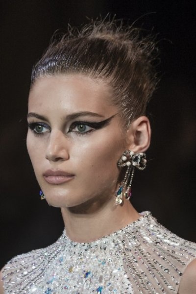 رسمات الآيلاينر الآسود على خطى ‏Georges Hobeika