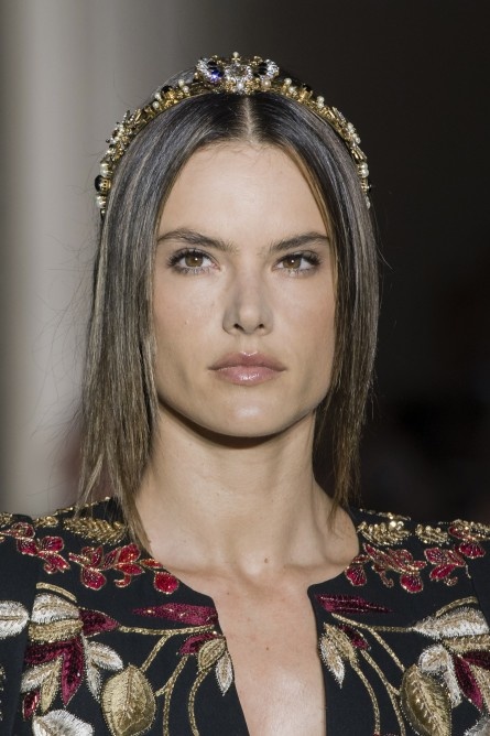 أكسسوارات شعر الباند الفاخر على فروة الرأس بخطى ‏Zuhair Murad