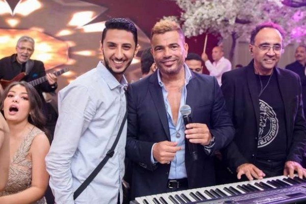 اطلالة عمرو دياب ب نيو لوك الجديد له في حفل زفاف
