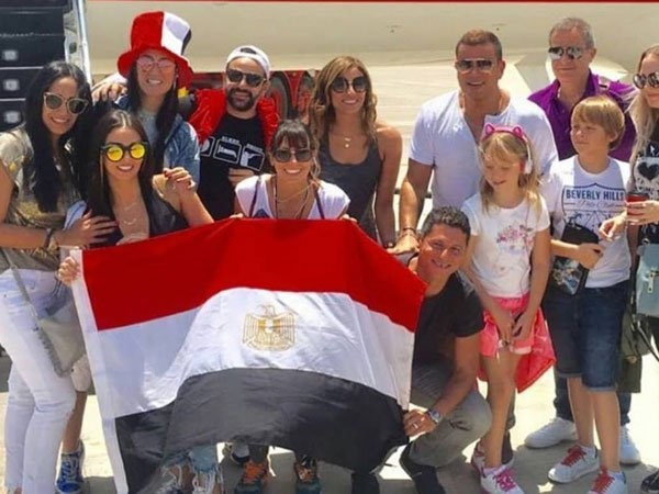 دينا الشربيني رافقت عمرو دياب في جولته الى روسيا