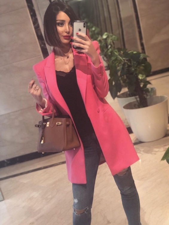 بسمة بوسيل تختار بلايزر زهرية طويلة