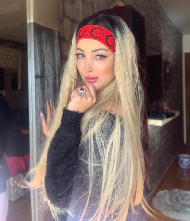 اطلت بالشعر الطويل الأشقر مع الجذور الداكنة في 2019