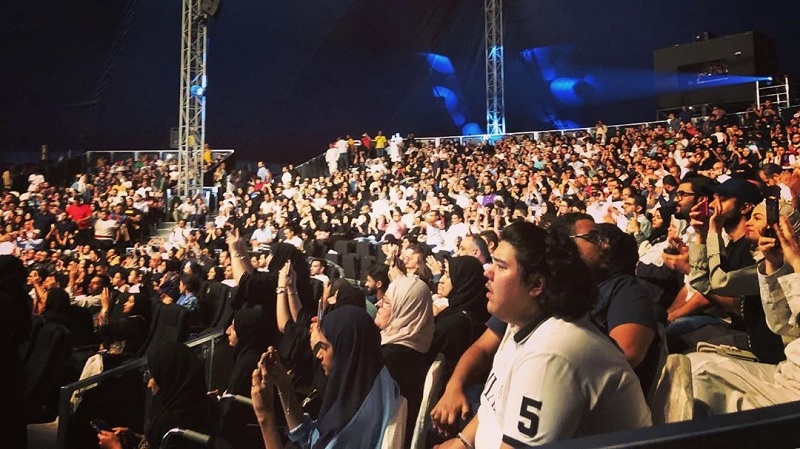 الجمهور يتفاعل مع ابطال المسرحية