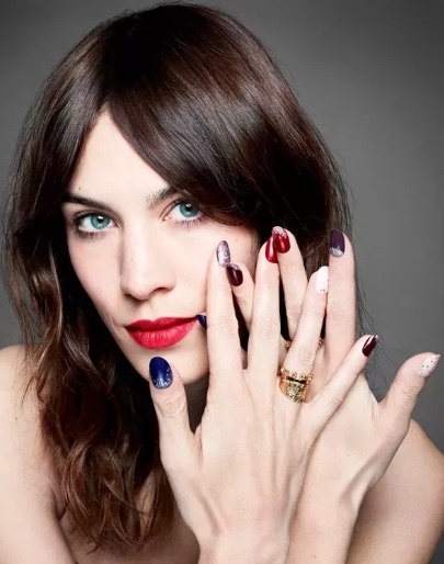 أجرأ الوان طلاء الاظافر الملونة بأسلوب Alexa Chung