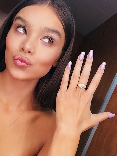 الوان طلاء الاظافر البنفسجية بأسلوب Hailee Steinfeld