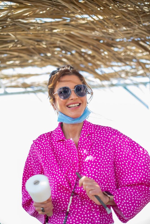 إختارت الملكة رانيا توب من وحي موضة السبعينيات، من ماركة Off-White