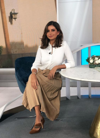 نسقت سارة مراد لوك ناعم في تنورة طويلة باللون البيج