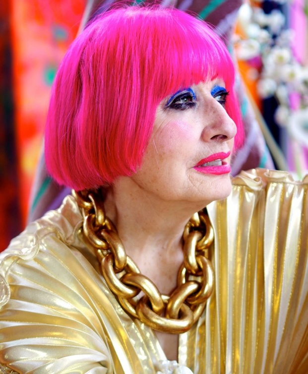 مصممة الأزياء "زاندرا رودز" Zandra Rhodes