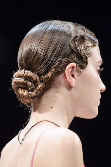 تسريحة الكعكة الملفوفة بأسلوب Ermanno Scervino