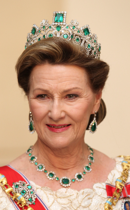 الملكة ترتدي تاج " Empress Joséphine's Emerald Tiara"