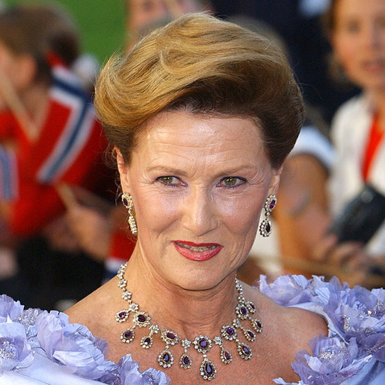 الملكة سونيا ترتدي طاقم " QUEEN SONJA'S AMETHYSTS"