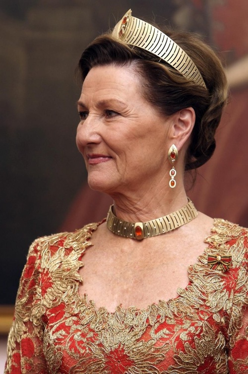 الملكة سونيا تتزين بتاج "Modern Gold Tiara"